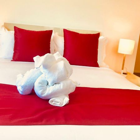 Bealey Plaza Motel Christchurch Exteriér fotografie A bed with a red bed runner