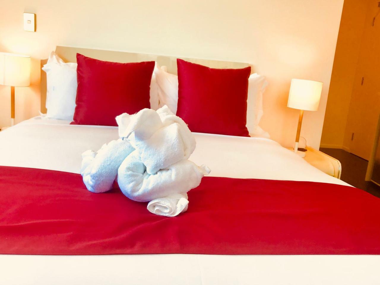 Bealey Plaza Motel Christchurch Exteriér fotografie A bed with a red bed runner