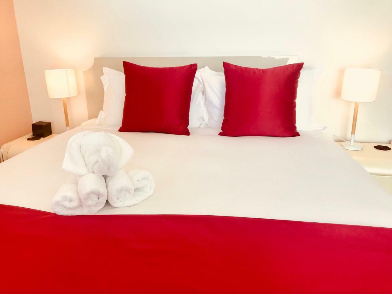 Bealey Plaza Motel Christchurch Exteriér fotografie A bed with a red bed runner
