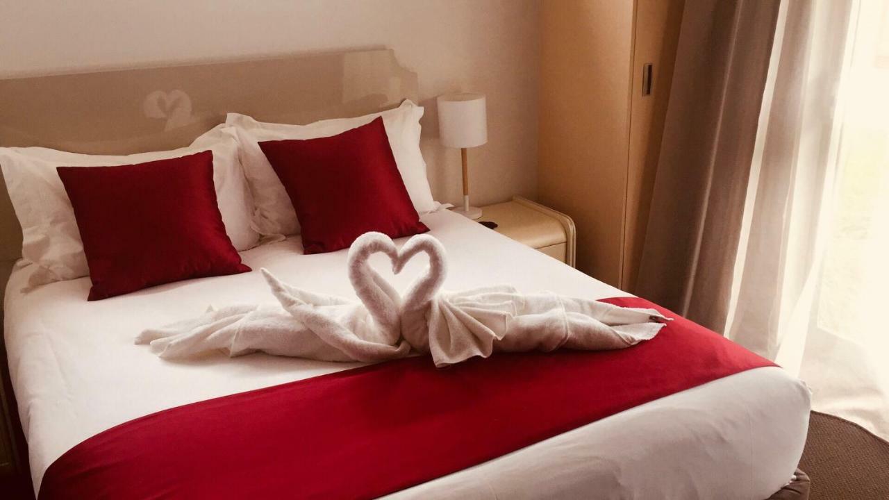 Bealey Plaza Motel Christchurch Exteriér fotografie A bed with a heart-shaped towel