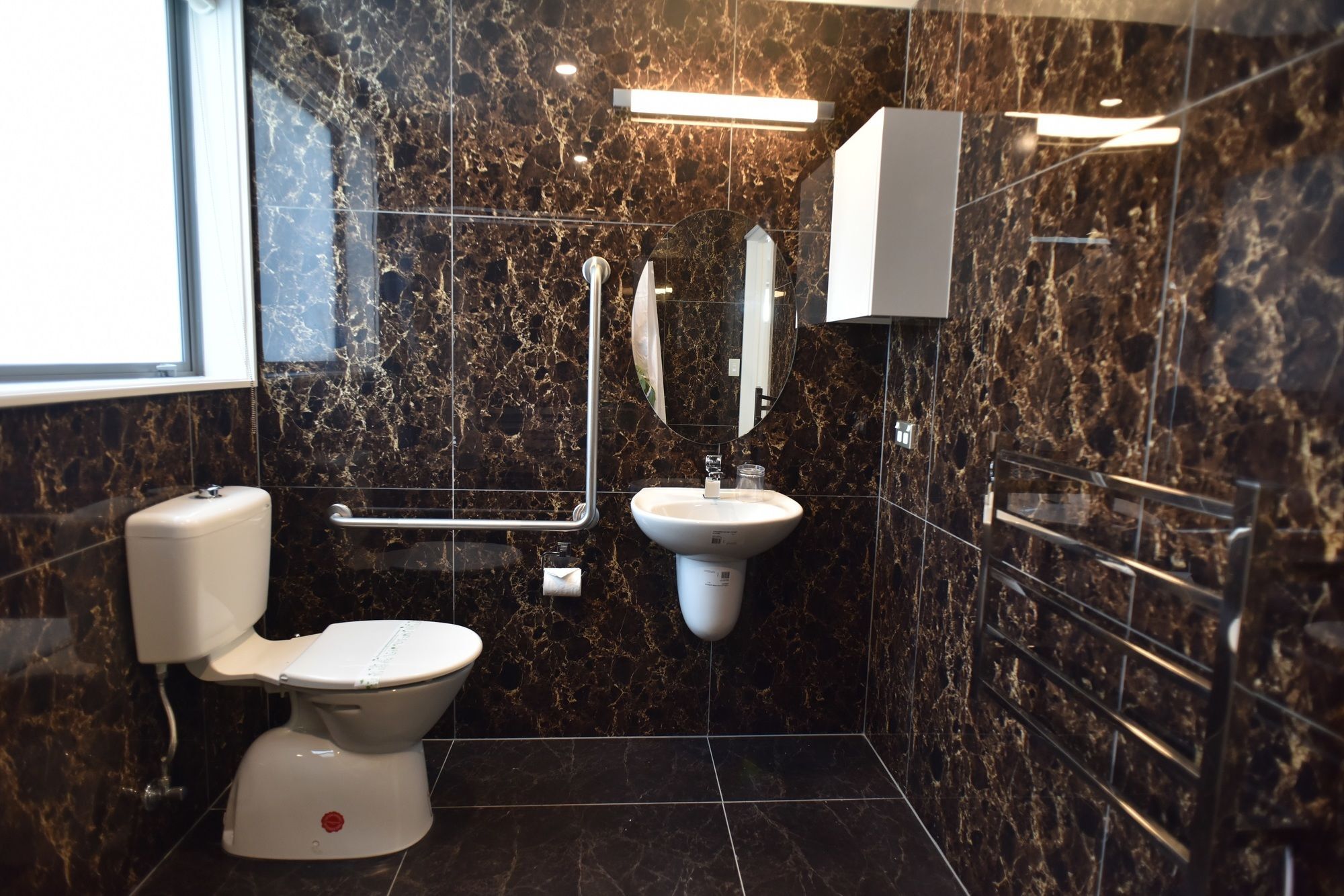 Bealey Plaza Motel Christchurch Exteriér fotografie A disabled toilet with a disabled refuge alarm