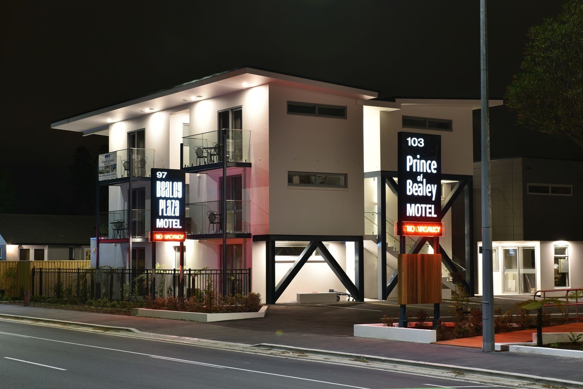 Bealey Plaza Motel Christchurch Exteriér fotografie The motel at night