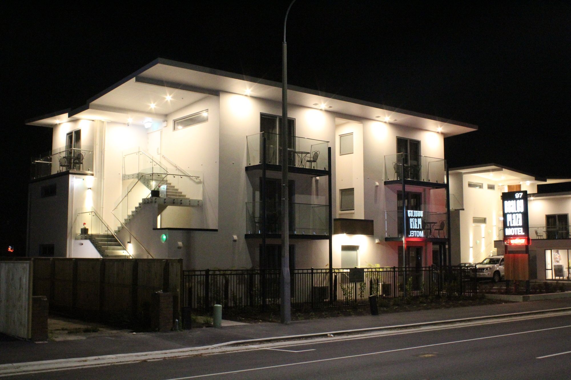 Bealey Plaza Motel Christchurch Exteriér fotografie The station at night