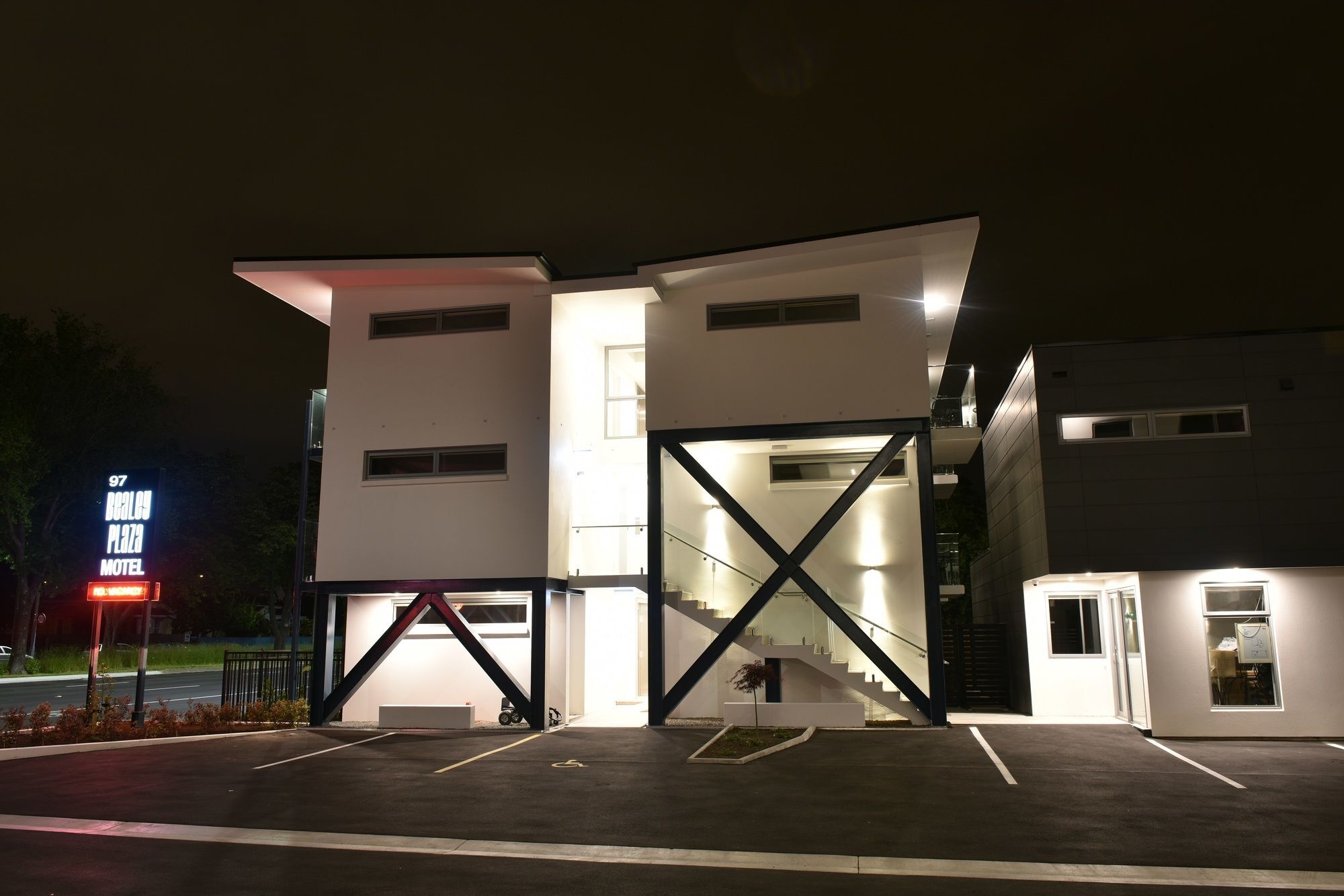 Bealey Plaza Motel Christchurch Exteriér fotografie The hotel at night