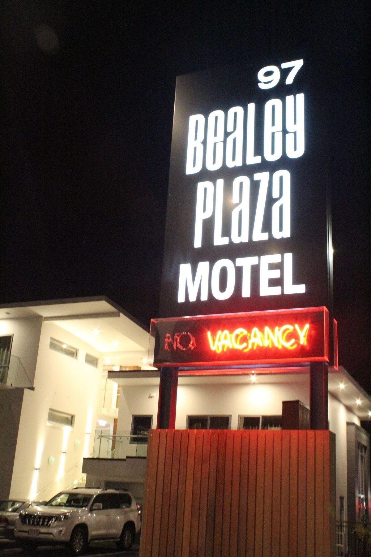 Bealey Plaza Motel Christchurch Exteriér fotografie The sign at the front of the motel