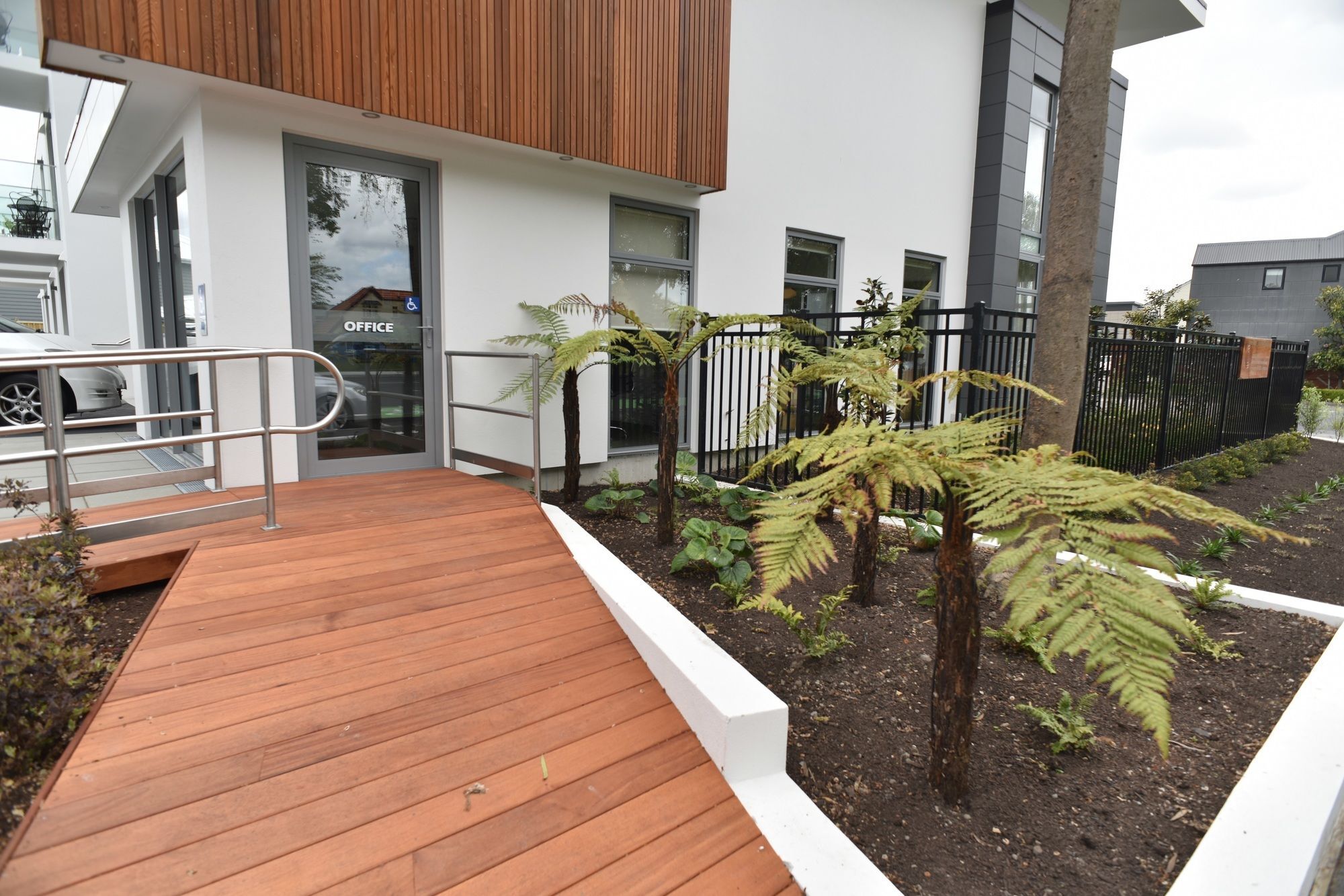 Bealey Plaza Motel Christchurch Exteriér fotografie A house in Auckland, New Zealand, with a deck made of H3 treated radiata pine