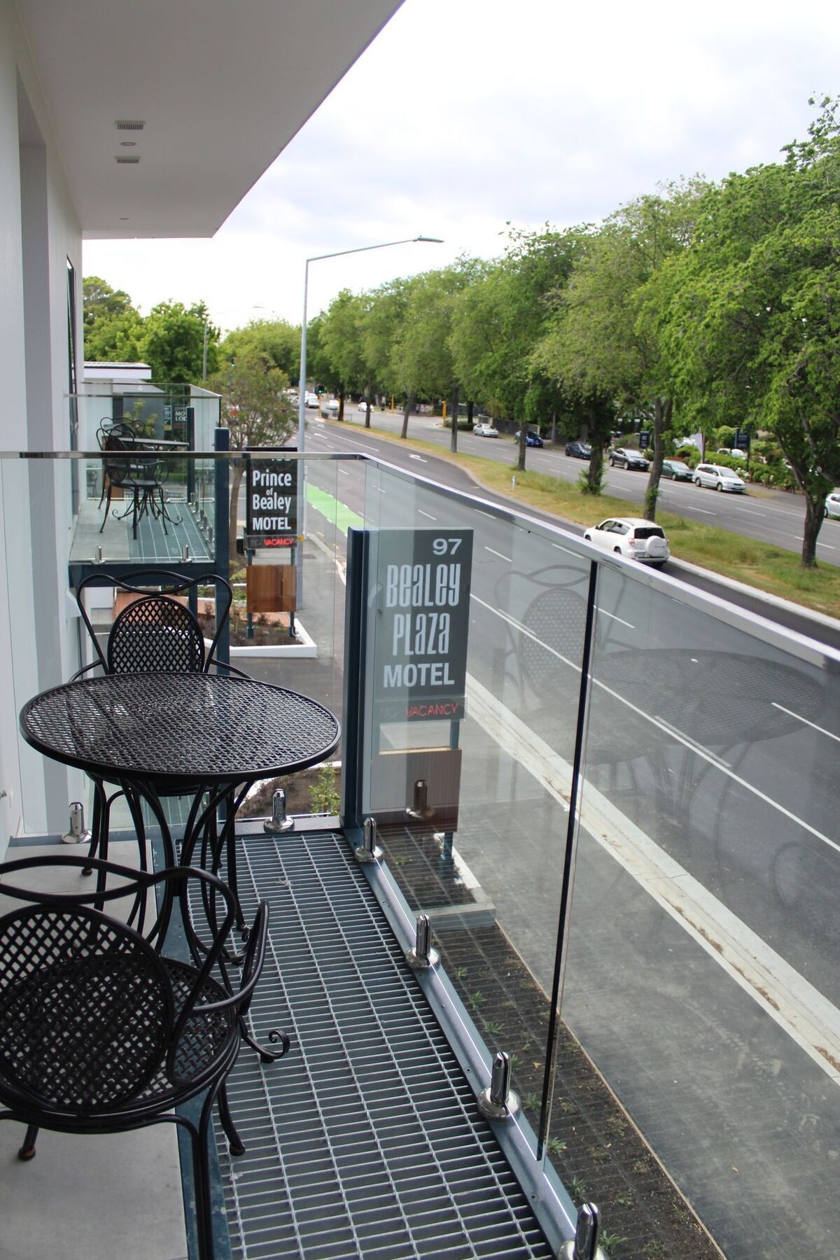 Bealey Plaza Motel Christchurch Exteriér fotografie A balcony at a motel in New Zealand