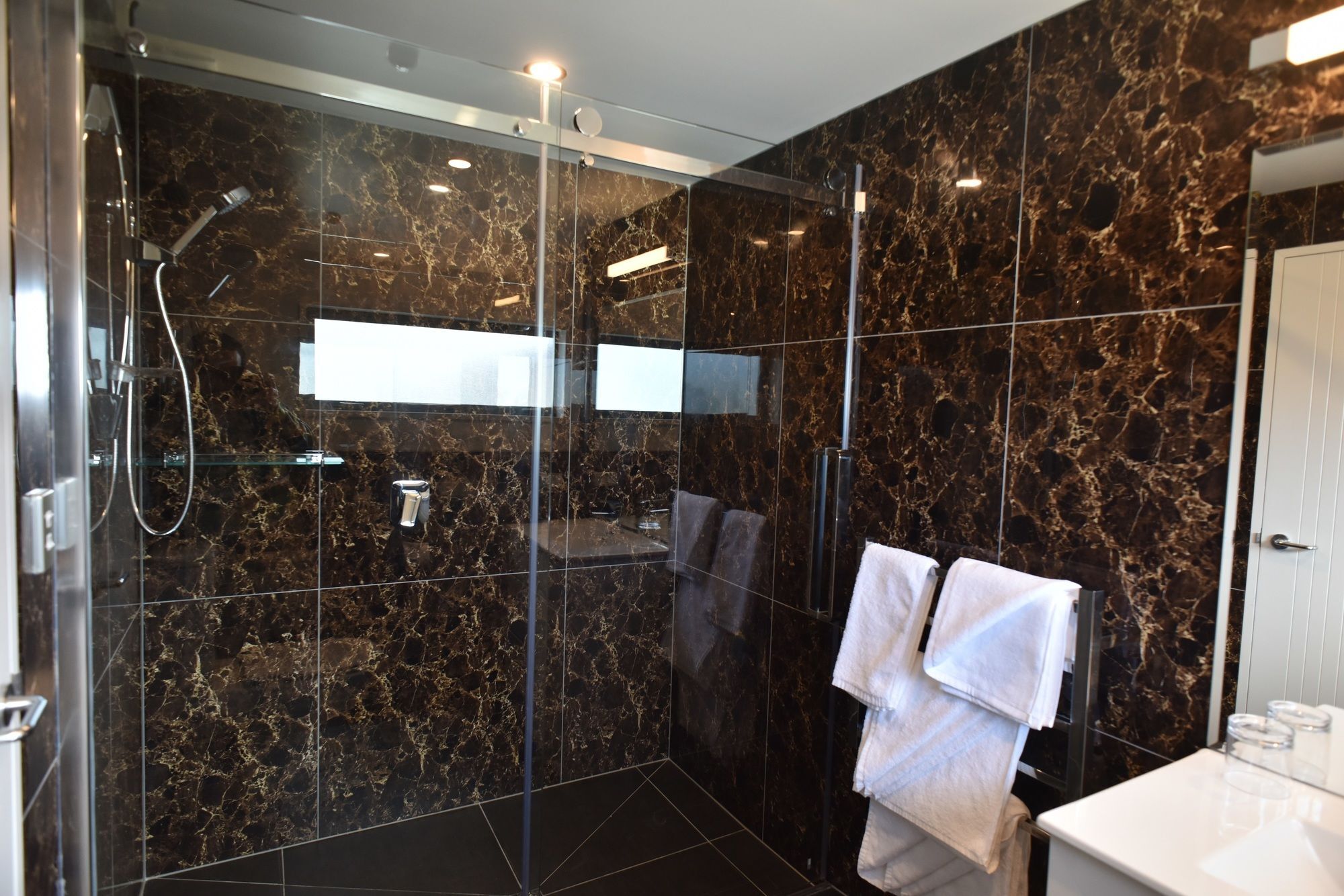 Bealey Plaza Motel Christchurch Exteriér fotografie A shower with a sliding door